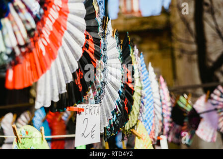 Valencia, Spanien - 24. Februar 2019: typischen bunten Spanischen Flamenco Fans für Verkauf in einem Markt im Frühjahr. Stockfoto