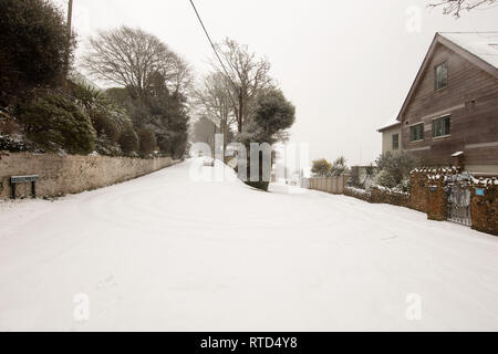 Eine verschneite Szene an Sandhills Straße in Kingsbridge nach dem Tier aus dem Osten struck South Devon. Salcombe wurde dann durch Sturm Emma getroffen. Stockfoto