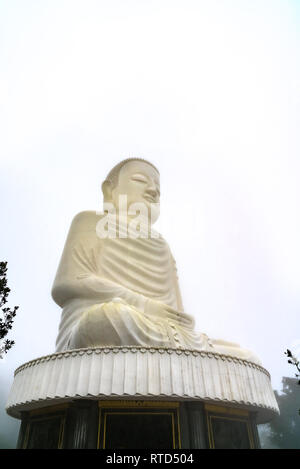 Kolossale sitzender Buddha Statue der Ba Na Hügel, Vietnam Stockfoto