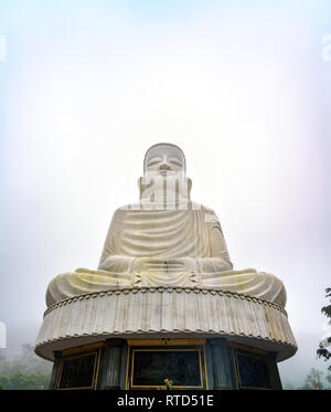 Kolossale sitzender Buddha Statue der Ba Na Hügel, Vietnam Stockfoto