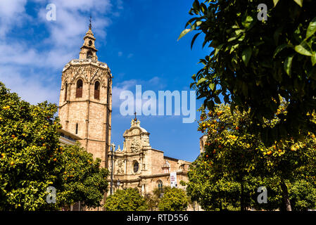 Valencia, Spanien - 24. Februar 2019: Plaza de la Reina ein sonniger Frühlingstag während der Fallas, mit der Kathedrale von Valencia und seinen Turm Miguelete. Stockfoto