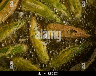 Gewürzt Okra braten in sauberes Öl gegen einen dunklen Hintergrund essen Foto Stockfoto