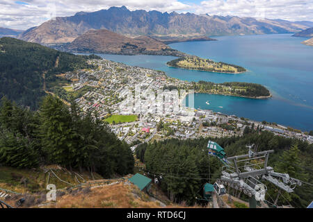 Queenstown und den Lake Wakatipu von das Restaurant am Ben Lomond mountain Skyline Gondola. The Remarkables im Hintergrund. Neuseeland Südinsel Stockfoto