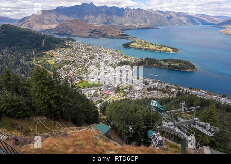 Queenstown und den Lake Wakatipu von das Restaurant am Ben Lomond mountain Skyline Gondola. The Remarkables im Hintergrund. Neuseeland Südinsel Stockfoto