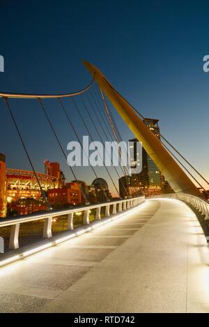 Die ikonische, moderne 500-Fuß lange Harbour Drive Fußgängerbrücke bei Sonnenaufgang, verbindet Petco Park in der Bucht von San Diego Convention Center, San Diego, USA Stockfoto