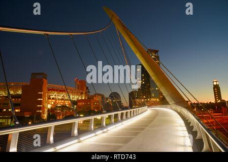 Die ikonische, moderne 500-Fuß lange Harbour Drive Fußgängerbrücke bei Sonnenaufgang, verbindet Petco Park in der Bucht von San Diego Convention Center, San Diego, USA Stockfoto