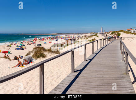 Praia da Barra, Farol da Barra, Strand und Leuchtturm, Praia da Barra, Aveiro, Portugal Stockfoto