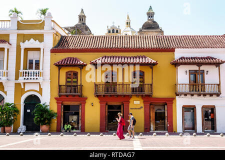 Cartagena Kolumbien, Plaza de La Aduana, öffentlicher Platz, Kolonialarchitektur, rotes Ziegeldach, Holzbalkon, Paar, erkunden, COL190119106 Stockfoto