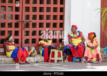 Cartagena Kolumbien, Plaza San Pedro Claver, Black Afro Caribbean Palenqueras, Frau weibliche Frauen, Obstverkäufer, Frau weibliche Frauen, sitzen, traditionelle Kosten Stockfoto