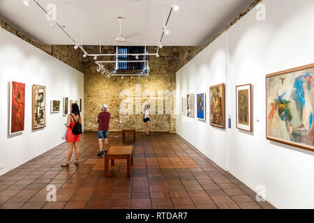 Cartagena Kolumbien,Museo de Arte Moderno,Museum für moderne Kunst Galerie Galerien,Ausstellung,Inneneinrichtung,Gemälde,Erwachsene Erwachsene Erwachsene Männer männlich,Frau Stockfoto