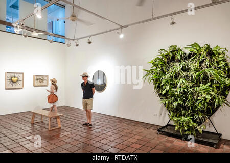 Cartagena Kolumbien,Museo de Arte Moderno,Museum für moderne Kunst Galerie Galerien,Ausstellung,Inneneinrichtung,Gemälde,Erwachsene Erwachsene Erwachsene Männer männlich,Frau Stockfoto