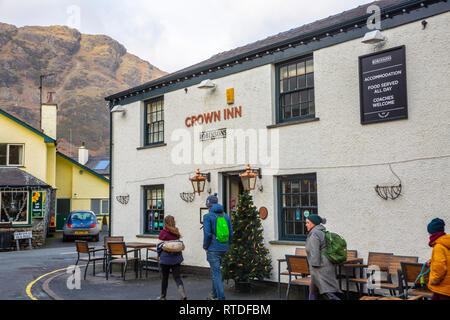 Walker bei The Crown Inn in Coniston Village, Lake District National Park, Cumbria, England Stockfoto