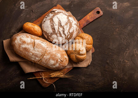 Sortiment an Backwaren auf dunklem Hintergrund Stockfoto