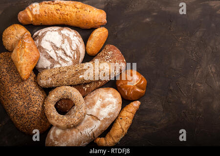 Sortiment an Backwaren auf dunklem Hintergrund Stockfoto