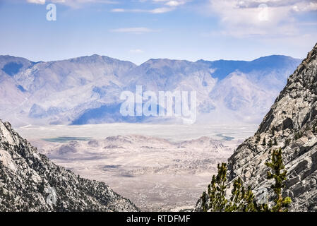 Blick Richtung Death Valley National Park vom trail Lone Pine Lake, Whitney Portal, östlichen Sierra Mountains, Kalifornien Stockfoto