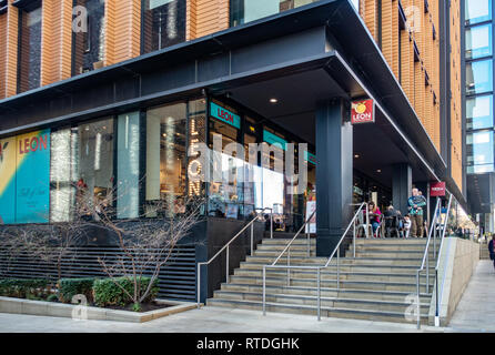 Leon, ein natürlich fast food einer gesundheitsbewussten counter-Kette dienen in St Pancras Square, Kings Cross, London Stockfoto