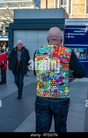 Glatzköpfige Mann von hinten tragen ein helles Cartoon abgedeckt waitcoat in London, England Stockfoto