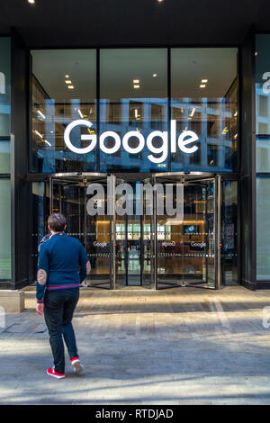 Die Google Namen Schild über der Tür des Google UK Corporate Office Office in Kings Cross, London, England Stockfoto