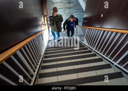 Männer auf der Treppe hinunter zu den Toiletten bei McDonalds in London, England Stockfoto