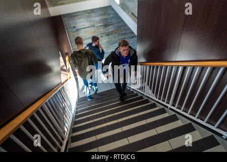 Männer auf der Treppe hinunter zu den Toiletten bei McDonalds in London, England Stockfoto