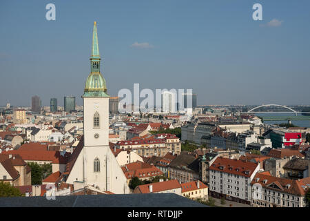 Kirchturm von St. Martin's Cathedral im Vordergrund Türme über die roten Dächer der Altstadt von Bratislava entfernt. Am Horizont, neues Glas und Stahl Hochhäuser pierce Sky Stockfoto