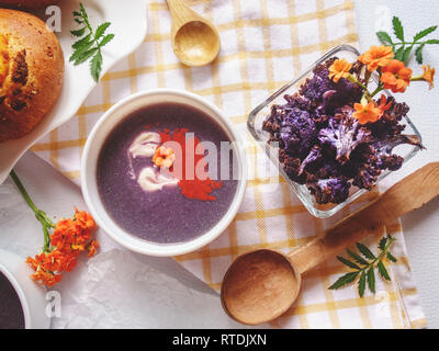 Overhead Lila Blumenkohl Suppe und Geröstetem Blumenkohl Stockfoto