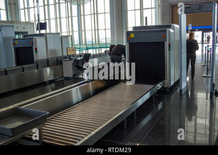 Flughafen Gepäck X-Ray Maschine für Sicherheit scannen Suche Stockfoto