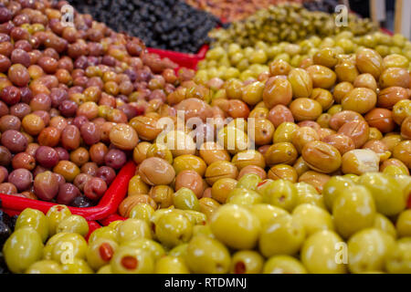 Grüne und schwarze Oliven auf den Markt Stockfoto
