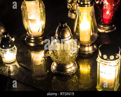 All Hallows' Day, Fest, Hochfest, christliche Fest Allerheiligen gefeiert, Friedhof, dekoriert mit Kerzen für Allerheiligen bei Nacht Stockfoto