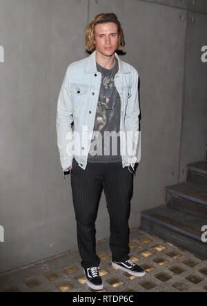 McFly's Dougie Poynter an der Produkteinführung Partei für neue Kleidung Linie von 'Emma Willis für die Nächste' an der Marylebone Hotel. Stockfoto