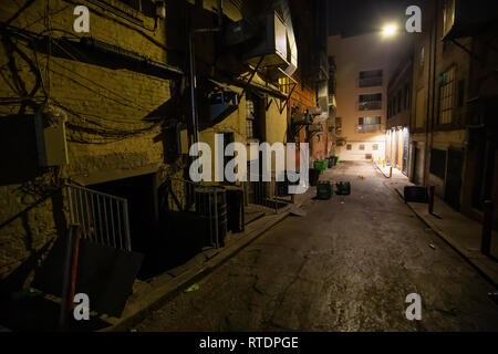 San Fancisco, Kalifornien, Vereinigte Staaten - 16 November 2018: Die städtischen Straßen in der Innenstadt in der Stadt während der Nacht. Stockfoto