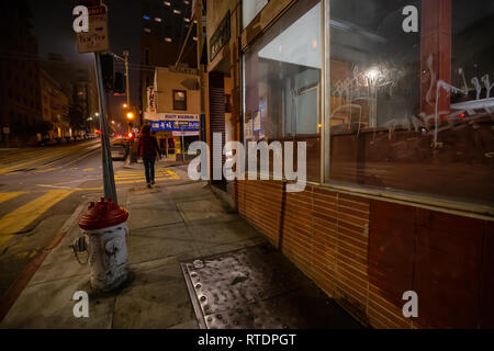 San Fancisco, Kalifornien, Vereinigte Staaten - 16 November 2018: Die städtischen Straßen in der Innenstadt in der Stadt während der Nacht. Stockfoto