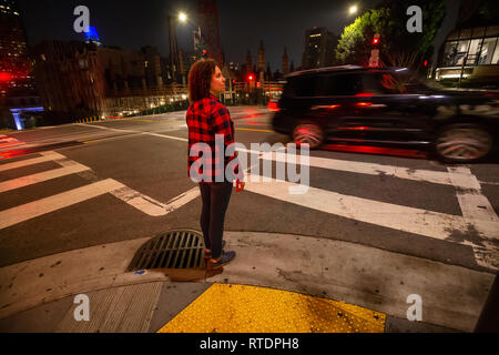 San Fancisco, Kalifornien, Vereinigte Staaten - 16 November 2018: Die städtischen Straßen in der Innenstadt in der Stadt während der Nacht. Stockfoto
