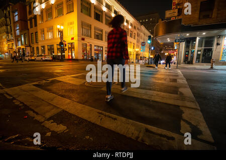 San Fancisco, Kalifornien, Vereinigte Staaten - 16 November 2018: Die städtischen Straßen in der Innenstadt in der Stadt während der Nacht. Stockfoto