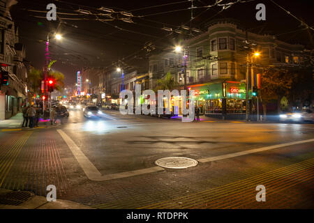 San Fancisco, Kalifornien, Vereinigte Staaten - 16 November 2018: Die Ecke an der Castro District in Downtown City bei Nacht. Stockfoto