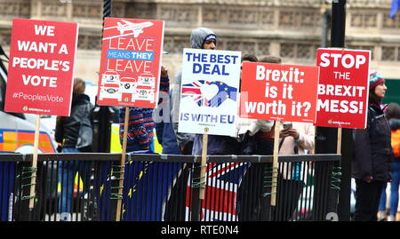 London, Großbritannien. 28 Feb, 2019. Anti Brexit Plakate außerhalb Westminster gesehen trotz der Tag Regen. Credit: Keith Mayhew/SOPA Images/ZUMA Draht/Alamy leben Nachrichten Stockfoto