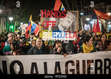Demonstranten gesehen halten ein Banner während des Protestes. März Hunderte von Menschen in den Strassen von Madrid gegen die Intervention der Vereinigten Staaten in Venezuela zu protestieren. Stockfoto