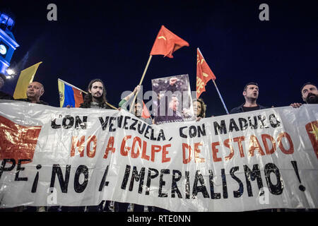 Demonstranten gesehen halten ein Banner während des Protestes. März Hunderte von Menschen in den Strassen von Madrid gegen die Intervention der Vereinigten Staaten in Venezuela zu protestieren. Stockfoto