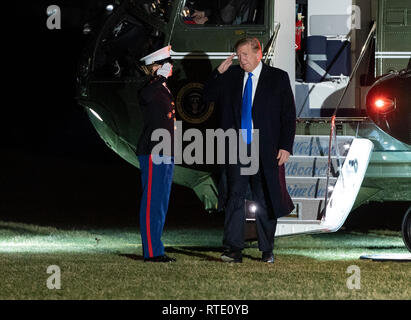 Washington, DC, USA. 28 Feb, 2019. Präsidenten der Vereinigten Staaten Donald J. Trumpf kehrt in das Weiße Haus in Washington, DC, 28. Februar 2019 Nach einem Treffen mit dem nordkoreanischen Führer Kim Jong-un in Washington, DC, USA. Quelle: Chris Kleponis/Pool über CNP | Verwendung der weltweiten Kredit: dpa/Alamy leben Nachrichten Stockfoto