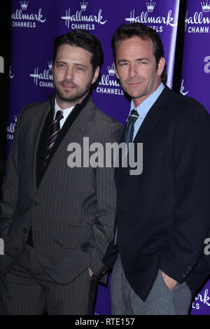 Datei: 1 Mar 2019. Luke Perry ist nach einem Schlaganfall ins Krankenhaus eingeliefert. Foto: Pasadena, CA - Januar 07: Jason Priestley Luke Perry kommt zu den Hallmark Channel 2011 TCA Winter Tour Abend Gala am 7. Januar 2011 in Pasadena, Kalifornien. Personen: Jason Priestley, Luke Perry Credit: Stürme Media Group/Alamy leben Nachrichten Stockfoto