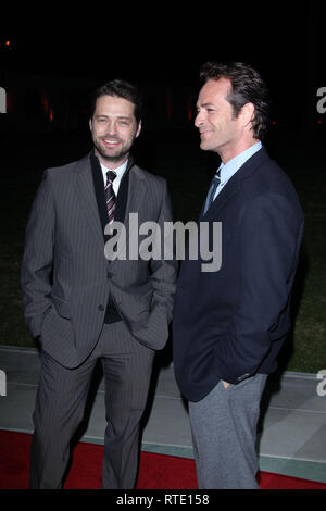 Datei: 1 Mar 2019. Luke Perry ist nach einem Schlaganfall ins Krankenhaus eingeliefert. Foto: Pasadena, CA - Januar 07: Jason Priestley Luke Perry kommt zu den Hallmark Channel 2011 TCA Winter Tour Abend Gala am 7. Januar 2011 in Pasadena, Kalifornien. Personen: Jason Priestley, Luke Perry Credit: Stürme Media Group/Alamy leben Nachrichten Stockfoto