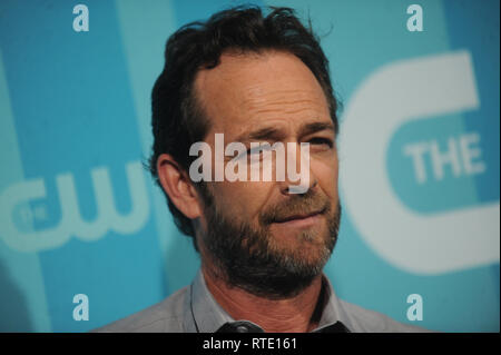 Datei: 1 Mar 2019. Luke Perry ist nach einem Schlaganfall ins Krankenhaus eingeliefert. Foto: NEW YORK, NY - 18. Mai: Luke Perry besucht die 2017 CW Upfront am 18. Mai 2017 in New York City. Personen: Luke Perry Credit: Stürme Media Group/Alamy leben Nachrichten Stockfoto