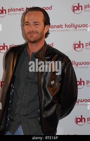 Datei: 1 Mar 2019. Luke Perry ist nach einem Schlaganfall ins Krankenhaus eingeliefert. Foto: LAS VEGAS - November 17, 2007: Berühmtheiten an Barbra Streisand's Performance im Planet Hollywood Resort & Casino Grand Opening Wochenende ankommen am 17. November 2007 in Las Vegas, Nevada Personen: Luke Perry Credit: Stürme Media Group/Alamy leben Nachrichten Stockfoto