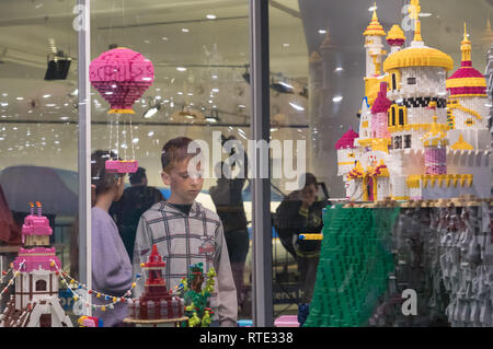 (190301) - Budapest, März 1, 2019 (Xinhua) - Lego Stein Ausstellung ist an der Ungarischen Natural History Museum in Budapest, Ungarn am 13.02.28, 2019 statt. Europas größte Lego Stein Ausstellung in Budapest Ungarisches Naturwissenschaftliches Museum eröffnet. Die Ausstellung zeigte lebensgroße Statuen von Lego Batman und seine berühmte Batmobil und das größte Flugzeug Remake des US-Präsidenten Air Force One unter vielen anderen Lego Kreationen. (Xinhua / Attila Volgyi) Stockfoto