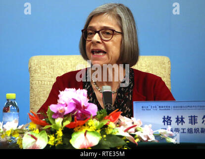 Peking, China. 6 Nov, 2018. Die Internationale Arbeitsorganisation (ILO) Stellvertretender Generaldirektor Deborah Greenfield spricht auf einer gemeinsamen Pressekonferenz auf der Dritten '1 6' Roundtable in Peking am 6. November 2018. Die Gruppe, die sich für die "Verbesserung der Global Economic Governance, die auf den Prinzipien der Konsultation, Zusammenarbeit und Nutzen für alle beruht." Die Gruppe auch die Besorgnis des Handelsprotektionismus. Quelle: Todd Lee/ZUMA Draht/ZUMAPRESS.com/Alamy leben Nachrichten Stockfoto