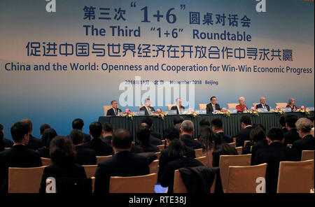 Peking, China. 6 Nov, 2018. (R-L) Internationale Arbeitsorganisation (ILO) Stellvertretender Generaldirektor Deborah Greenfield, Organisation für wirtschaftliche Zusammenarbeit und Entwicklung (OECD) Generalsekretär Angel Gurria, Internationaler Währungsfonds (IWF) Geschäftsführer Christine Lagarde, chinesische Ministerpräsident Li Keqiang, der Weltbankgruppe (WBG) Jim Yong Kim, Welthandelsorganisation (WTO) Generaldirektor Roberto Azevedo und Financial Stability Board (FSB) Vorsitzender Mark Carney einer gemeinsamen Pressekonferenz auf der Dritten '1 6' Roundtable in Peking am 6. November 2018 teilzunehmen. Die Gruppe, die sich für die "Verbesserung der Stockfoto