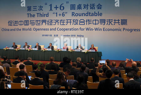 Peking, China. 6 Nov, 2018. (R-L) Internationale Arbeitsorganisation (ILO) Stellvertretender Generaldirektor Deborah Greenfield, Organisation für wirtschaftliche Zusammenarbeit und Entwicklung (OECD) Generalsekretär Angel Gurria, Internationaler Währungsfonds (IWF) Geschäftsführer Christine Lagarde, chinesische Ministerpräsident Li Keqiang, der Weltbankgruppe (WBG) Jim Yong Kim, Welthandelsorganisation (WTO) Generaldirektor Roberto Azevedo und Financial Stability Board (FSB) Vorsitzender Mark Carney einer gemeinsamen Pressekonferenz auf der Dritten '1 6' Roundtable in Peking am 6. November 2018 teilzunehmen. Die Gruppe, die sich für die "Verbesserung der Stockfoto