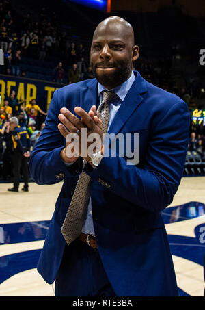 Berkeley, CA, USA. 28 Feb, 2019. A. in Kalifornien Haupttrainer Wyking Jones feiert eine atemberaubende über AP gewinnen, geordnetes #25 Washington nach Basketball Spiel der NCAA Men zwischen der Washington Huskies und den Kalifornien goldenen Bären. Kalifornien gewann 76-73 an Hass Pavillon, Berkeley, Calif. Thurman James/CSM/Alamy leben Nachrichten Stockfoto