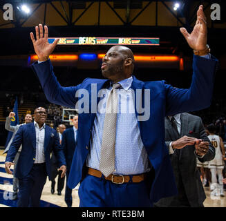 Berkeley, CA, USA. 28 Feb, 2019. A. in Kalifornien Haupttrainer Wyking Jones feiert eine atemberaubende über AP gewinnen, geordnetes #25 Washington nach Basketball Spiel der NCAA Men zwischen der Washington Huskies und den Kalifornien goldenen Bären. Kalifornien gewann 76-73 an Hass Pavillon, Berkeley, Calif. Thurman James/CSM/Alamy leben Nachrichten Stockfoto