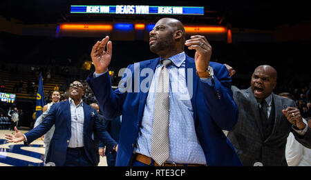 Berkeley, CA, USA. 28 Feb, 2019. A. in Kalifornien Haupttrainer Wyking Jones feiert eine atemberaubende über AP gewinnen, geordnetes #25 Washington nach Basketball Spiel der NCAA Men zwischen der Washington Huskies und den Kalifornien goldenen Bären. Kalifornien gewann 76-73 an Hass Pavillon, Berkeley, Calif. Thurman James/CSM/Alamy leben Nachrichten Stockfoto